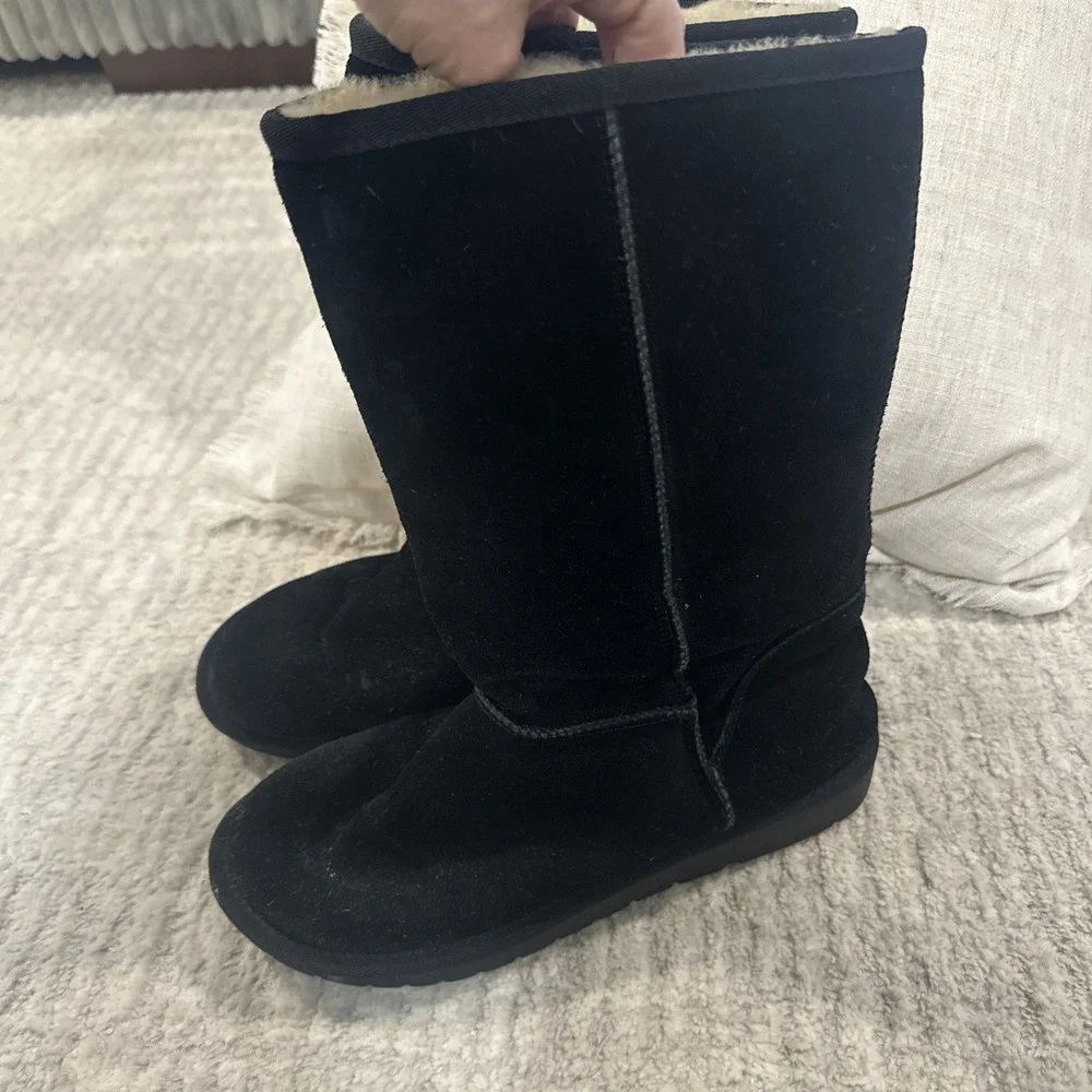 Vepose black suede